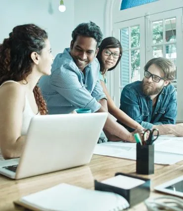 Uma mulher jovem no trabalho